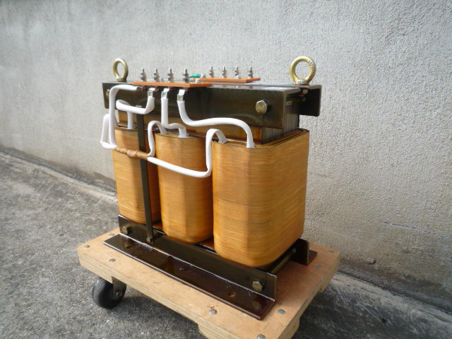 出力２０８V　3相4線式トランス